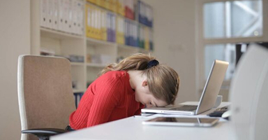 Zestresowana dziewczyna pracująca przy laptopie
